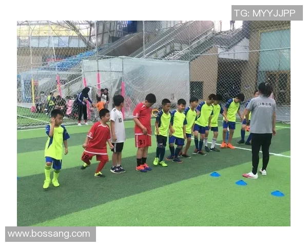 打小孩的足球明星背后的故事与成长之路探讨